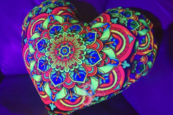 Флуоресцентная Светящаяся Подушка "Mandala Heart"