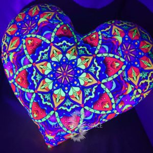Флуоресцентная Светящаяся Подушка "Mandala Heart"